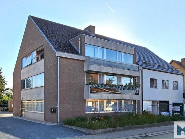 Ruim gerenoveerd app. met 3 slpks, een garage en gem. tuin!
