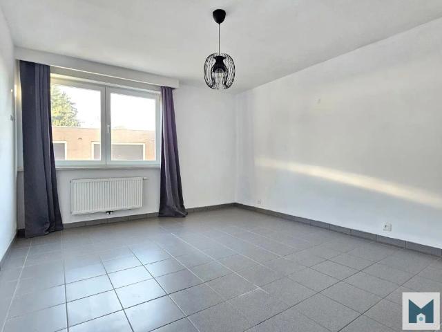 Ruim gerenoveerd app. met 3 slpks, een garage en gem. tuin!
