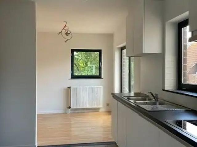 Ruim gerenoveerd appartement met 3 slaapkamers in half open bebouwing te Lier, duplex, 140m², 1 badkamer, gerenoveerd in 2026