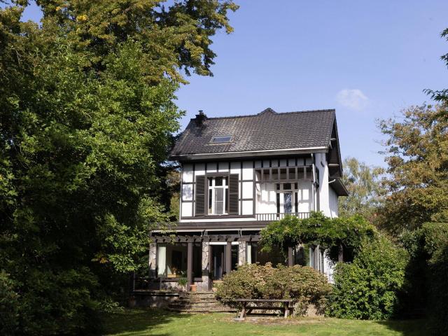 Ruim huis met 6 slpkmrs en grote tuin in Mortsel