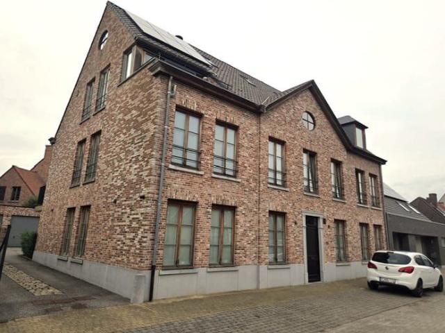 Ruim hoek appartement op de eerste verdieping in het dorp v