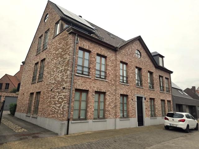 Ruim hoek appartement op de eerste verdieping in het dorp van Bachte Maria Leerne