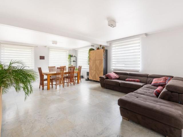Ruim hoekappartement met terras te huur!