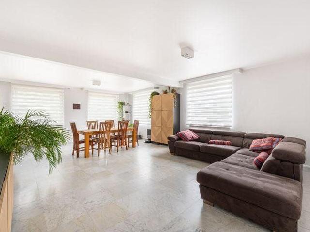 Ruim hoekappartement met terras te huur!