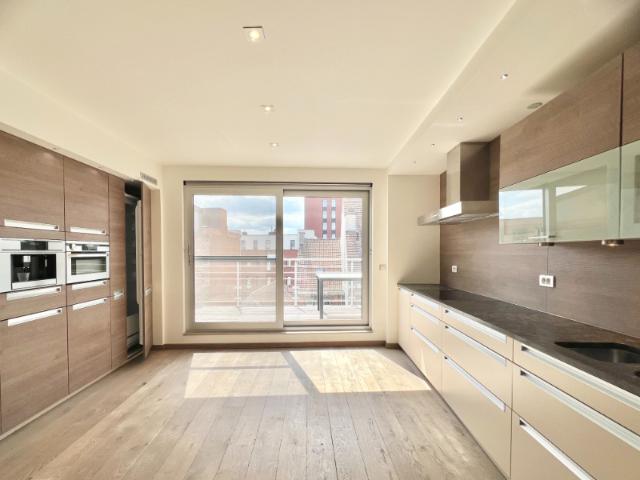 Ruim, instapklaar 3 slpk appartement 160m2 ! centrum Deinze