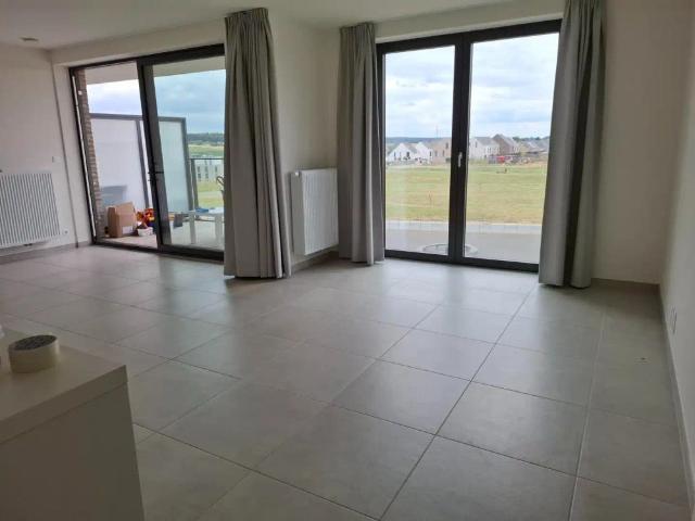 Ruim lichtrijk 3 slaapkamerappartement met terras, parking en berging inbegrepen