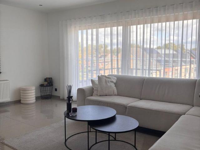 Ruim, lichtrijk gemeubileerd appartement met privé inkom!