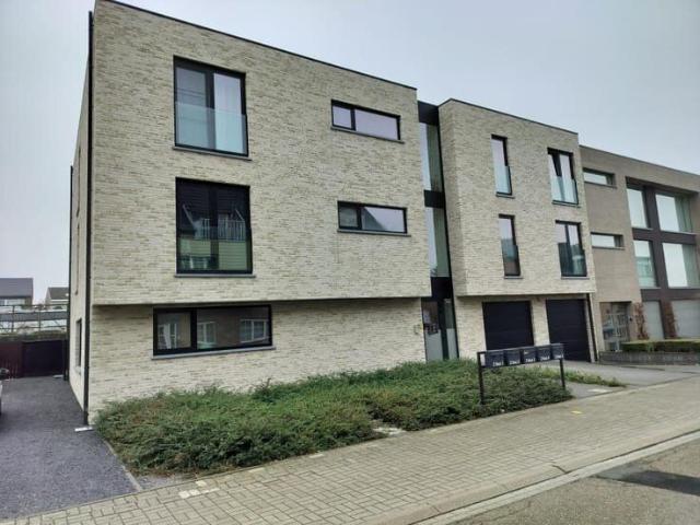 Ruim recent appartement met groot terras en garage