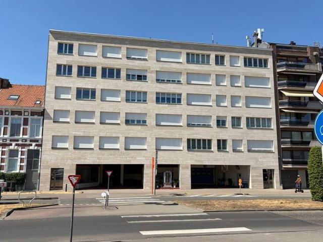 Ruim, totaal vernieuwd appartement met uniek uitzicht op par