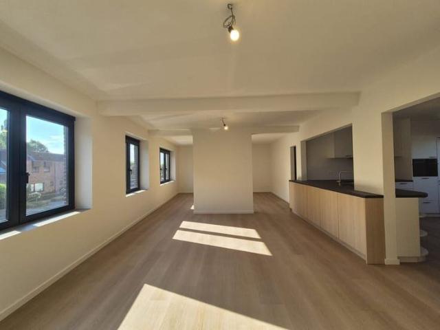 Ruim triplex appartement met polyvalente ruimte op toplocati