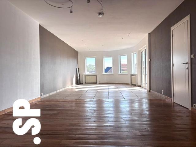 Ruim triplex appartement met 3 slaapkamers en terras in het centrum van Geel