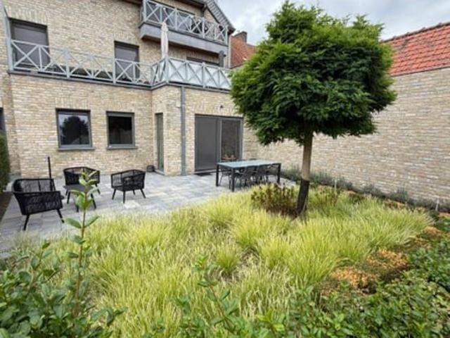 RUIM 1 SLAAPKAMERAPPARTEMENT MET PRIVÉTUIN & GARAGE