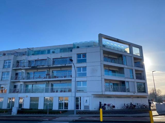 Ruim 2 slaapkamer appartement dichtbij centrum Brugge met autostaanplaats en 2 terrassen