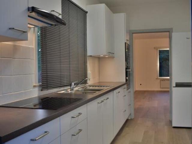 Ruim 2 slaapkamer appartement met garage en kelder