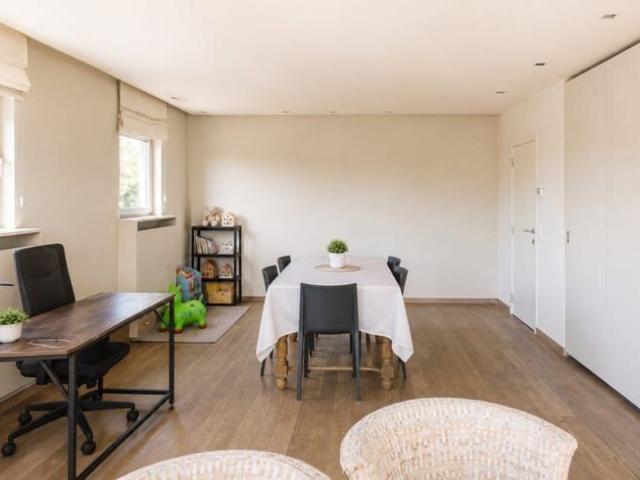 Ruim 2 slaapkamer appartement met garagebox te huur in Gent