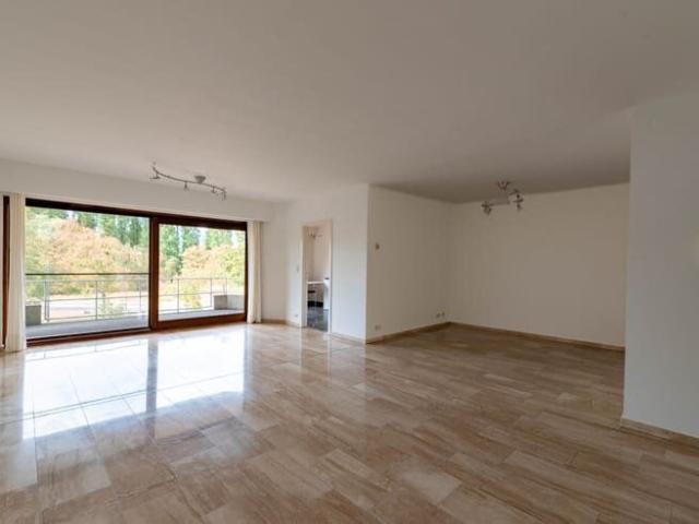 Ruim 2 slaapkamerappartement met twee terrassen en autostaa