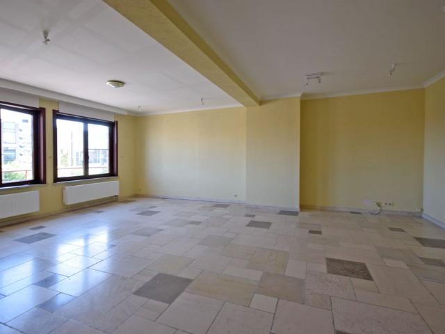 Ruim 2 slaapkamerappartement met twee terrassen en garage op mooie locatie in Roeselare