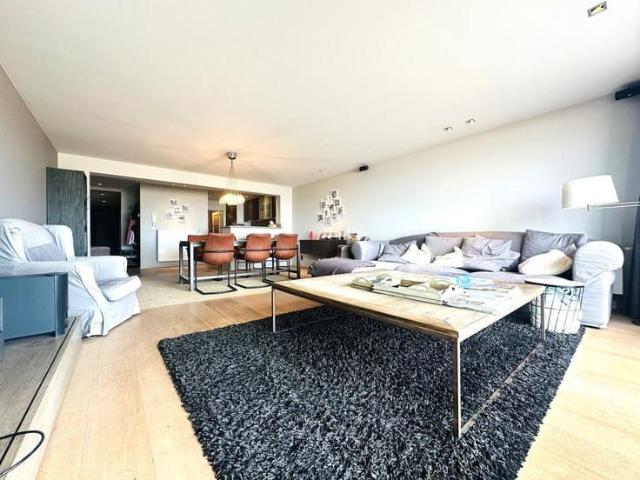 Ruim 3 slaapkamer appartement 120m² op de zeedijk in he.