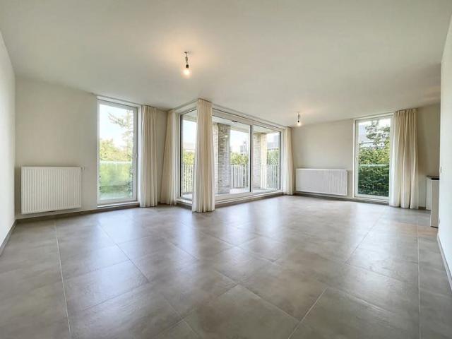 Ruim 3 slaapkamer appartement met staanplaats in Zwijnaarde