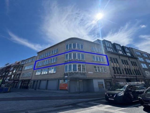 Ruim 4 slaapkamerappartement op centrale locatie!