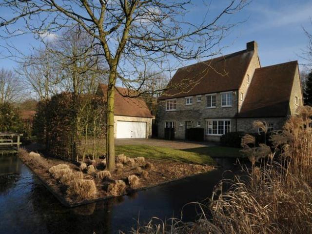Ruime 4 slaapkamer/3 badkamer woning met mooie aangelegde.