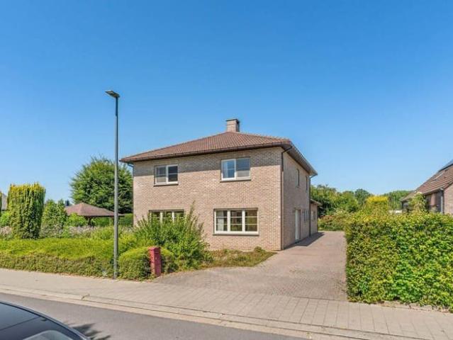 Ruime villa met 4 slaapkamers in rustige woonwijk te Her.