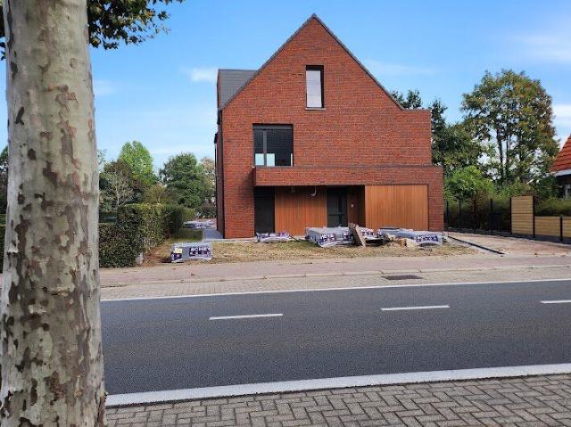 Ruime villa met 6 slk, grote tuin, EPC A