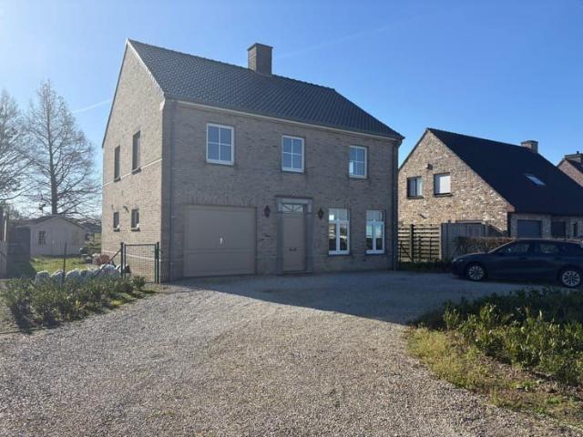 Ruime vrijstaande woning met garage
