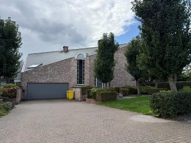 Ruime vrijstaande woning met prachtige tuin in Retie