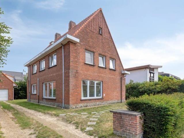 Ruime vrijstaande gezinswoning met bureau, 5 slaapkamers.