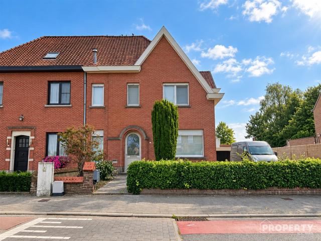 Ruime woning met moderne uitbouw en tuin