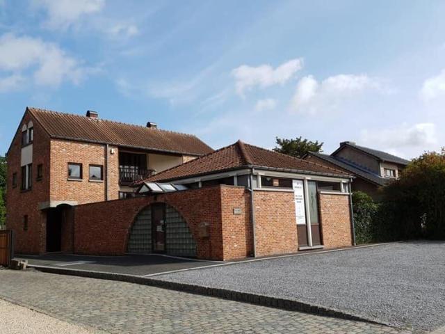 Ruime woning met mooie tuin en grote polyvalente ruimte