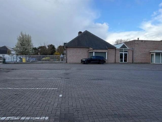 Ruime woning met burelen