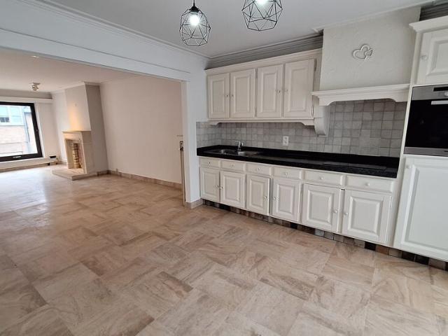 Ruime woning met dubbele garage en zonnig terras nabij het centrum van Poperinge