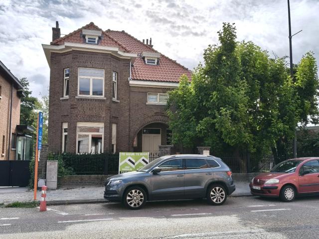 RUIME WONING MET GROTE TUIN EN GARAGE