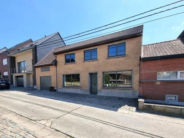 Ruime woning met tuin en garage te Appelterre
