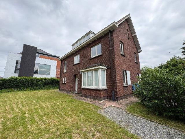 Ruime woning met tuin op goede ligging nabij Genk centrum
