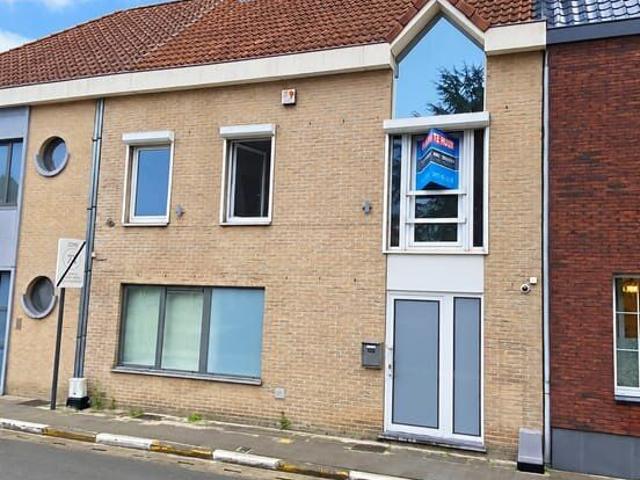 Ruime woning met 3 slaapkamers, bureau, tuin en staanplaats