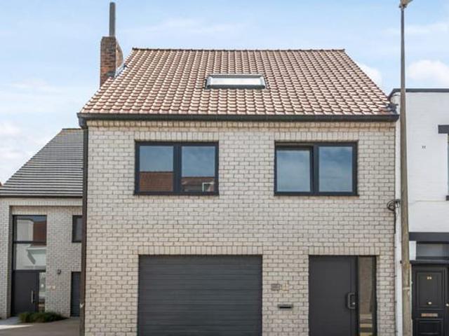 Ruime woning met 3 slaapkamers,inpandige garagebox en zonni