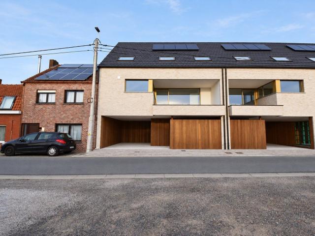 Ruime woning met 3 slaapkamers, terras, tuin en carport