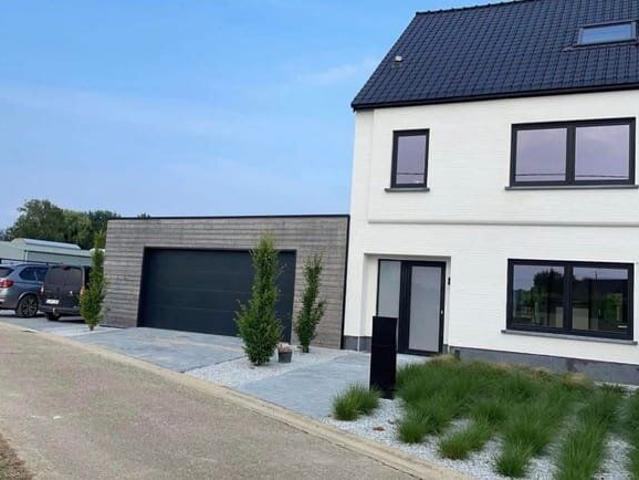 Ruime woning met 3 slpk., 2 badkamers, garage & tuin
