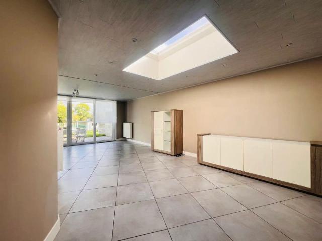 RUIME WONING MET 3 SLPK EN ZONNIGE TUIN
