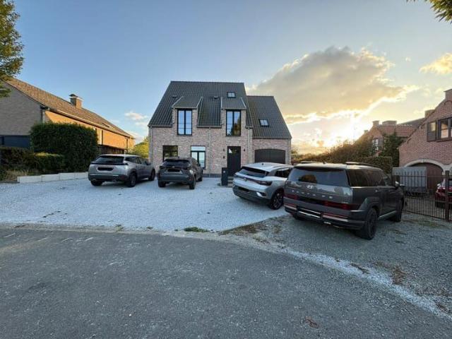 Ruime woning met 3 slpks, garage en tuin in Liedekerke