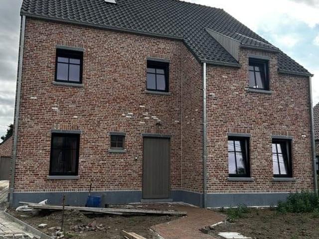 Ruime woning met 4 slaapkamers, garage en tuin in Kalken