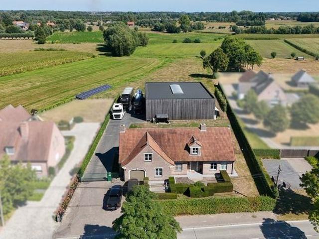 Ruime woning met 4 slaapkamers en bedrijfsloods te huur i.