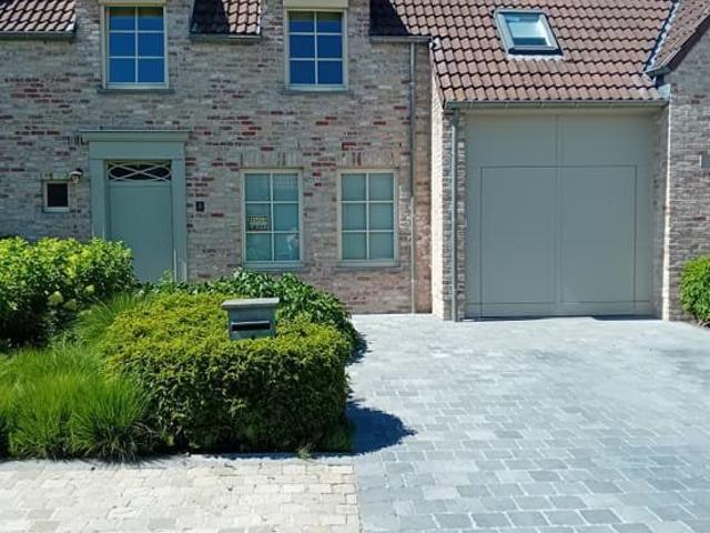 Ruime woning met 4 slpk, tuin & garage te Waregem