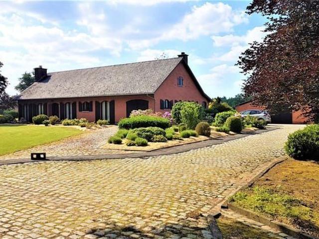 Ruime woning met 4 slpkmrs en loods