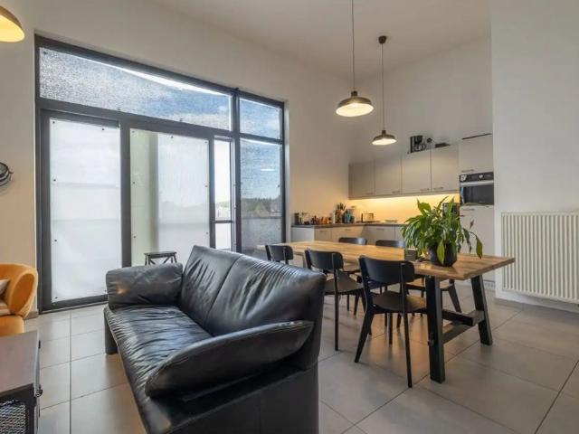 Ruime, zonnige penthouse met 2 slpk. en 2 ondergrondse autostaanplaatsen