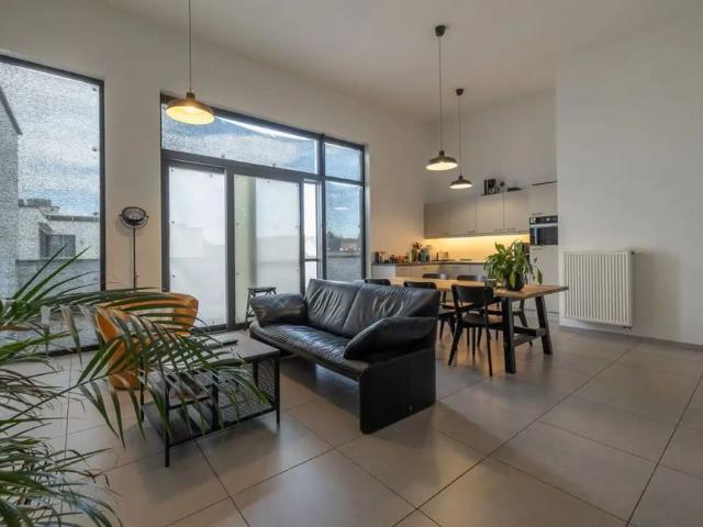 Ruime, zonnige penthouse met 2 slpk. en 2 ondergrondse autostaanplaatsen