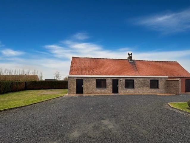 Ruime bungalow met landelijke ligging en tuin in Ruiselede